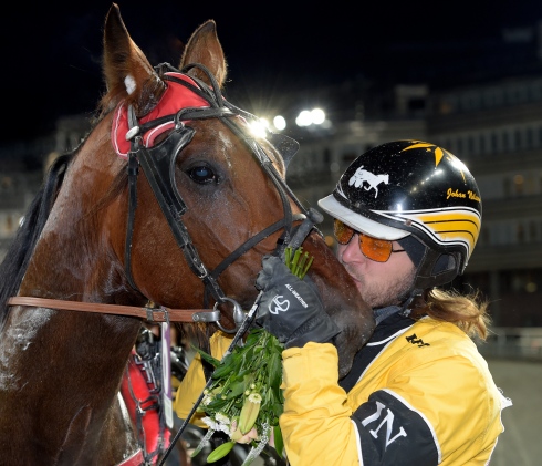 Lucifer Lane och Johan L Nilsson efter en tidigare seger. Foto av Lars Jakobsson